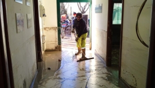 Modena, alluvione: la Cooperativa Pomposiana comincia a liberare la sede da fango e acqua