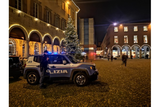 Polizia di Stato: danneggia vetrine in piazza Grande a Modena, arrestato