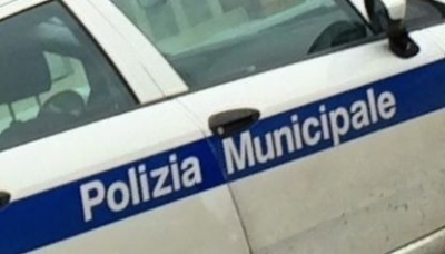 Modena - Ubriaco si ferisce sull&#039;autobus e minaccia gli agenti