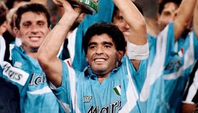 Maradona con la Supercoppa vinta con il Napoli