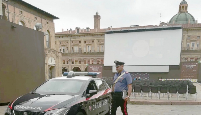 Un &quot;pornazzo&quot; proiettato sul mega schermo di Piazza Maggiore