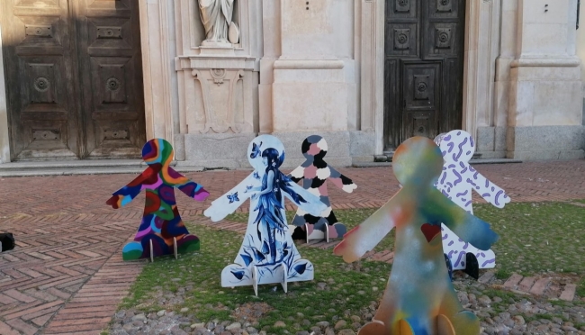 Un esercito di sagome colorate per sostenere il Centro senologico in vendita sul sagrato di San Giovanni