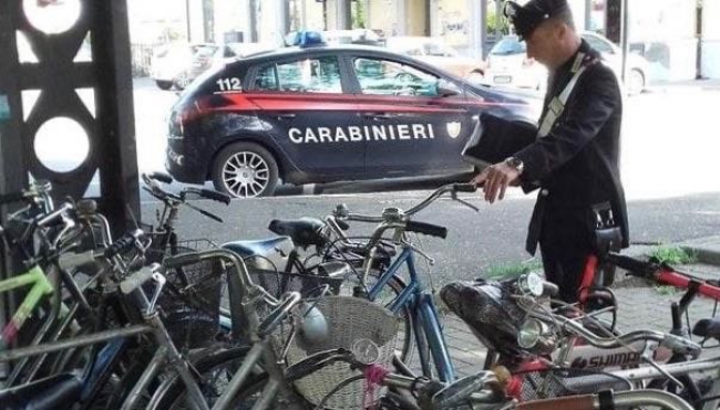 Due italiani, incensurati, sorpresi mentre tentavano di rubare alcune biciclette