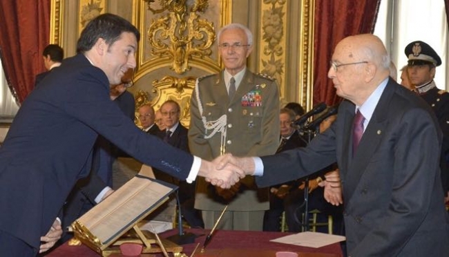 Giorgio Napolitano mentre incarica Matteo Renzi