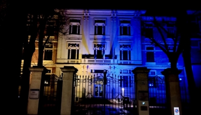 Palazzo Giordani è illuminato di giallo e blu