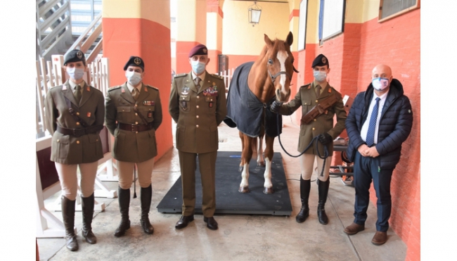 Cooperativa Bilanciai dona all’Accademia Militare una bilancia speciale per pesare i cavalli