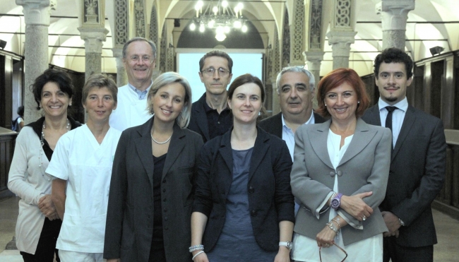 la dottoressa Riva (prima in basso a destra), il dottor Cavanna e gli altri relatori del convegno, tra i quali Giovanni Bologna, direttore del dipartimento farmaceutico Ausl 
