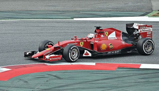 Sebastian_Vettel-Ferrari_2015