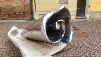 Una delle due sculture dell&#039;artista Brunivo Buttarelli in piazza Sant&#039;Antonino a Piacenza