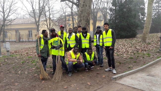 La squadra di migranti &quot;Volontari a Parma&quot; in azione al Parco Ducale