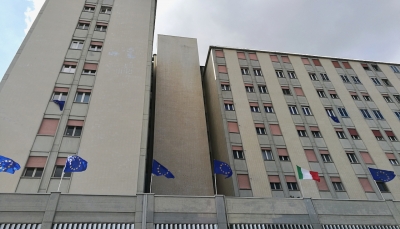 Bandiere dell’Unione europea alle finestre del Palazzo Europa a Modena