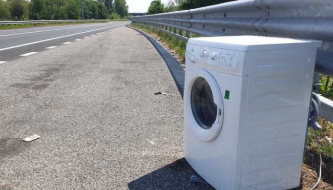 Perde una lavatrice in tangenziale e danneggia un camion