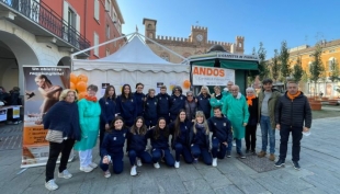 Le Crociate in piazza a Fidenza con il Sindaco Massari per la prevenzione dei tumori al seno promossa da Andos