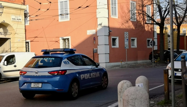 Modena - Tenta di rapinare due ragazzini con un coltello a serramanico