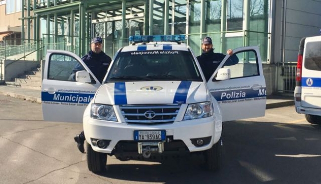 Due agenti del Corpo della Polizia Municipale di Parma in partenza per Montegallo