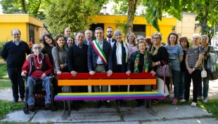 Anche a Parma una panchina arcobaleno