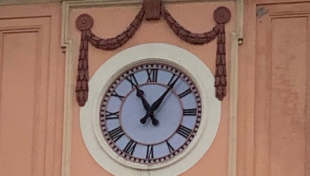 Completati i lavori di sostituzione del quadrante dell’orologio sulla facciata del Palazzo del Governatore