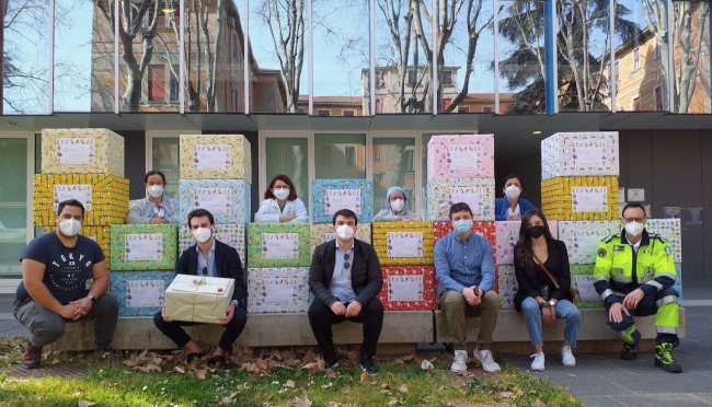 Un pacco per sorridere: uova di Pasqua e regali per l’Oncoematologia pediatrica del Maggiore