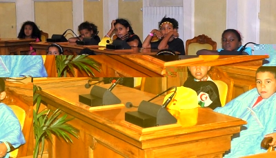 I bambini sahrawi partecipano alla cerimonia in Municipio