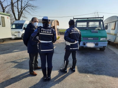 Mirandola, Polizia Locale: smobilitate tre roulotte microarea nomadi. Presenza di minore nell&#039;area segnalata ai servizi sociali