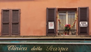 Curiosità e vetrine nel centro storico di Parma