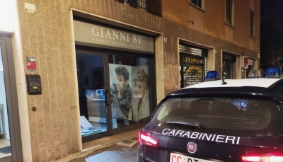 Ladro troppo rumoroso, i carabinieri intervengono a piedi allertati dal &quot;botto&quot; della vetrata antisfondamento