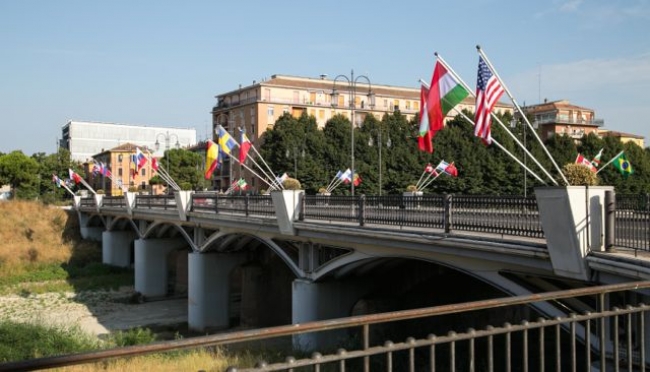 Parma: nuove bandiere sul Ponte delle Nazioni
