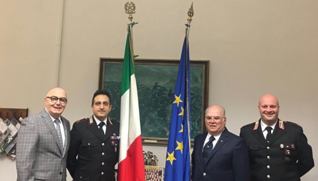Cerimonia di consegna delle bandiere dell&#039;Italia e dell&#039;Unione Europea