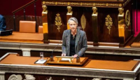 In Francia, la legge sull'innalzamento dell'età pensionabile adottata senza il consenso del Parlamento