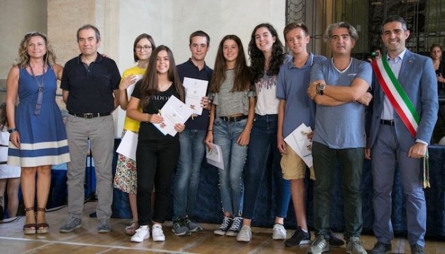 Gli alunni parmigiani premiati dal Sindaco Pizzarotti e dall&#039;Assessora Seletti