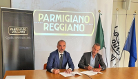 Siglato l’accordo tra UniCredit e Consorzio del Parmigiano Reggiano per facilitare l’accesso al credito per le imprese della Dop