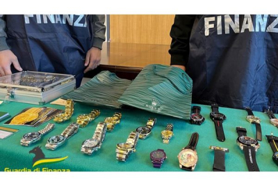 Influencer modenese coinvolto in un grosso traffico di orologi contraffatti
