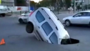 Diventato virale il video di un&#039;auto inghiottita da una improvvisa voragine