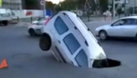 Diventato virale il video di un'auto inghiottita da una improvvisa voragine