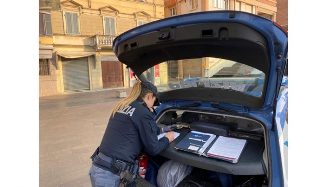 Polizia di Stato ha tratto in arresto in flagranza di reato due cittadini albanesi irregolari sul territorio in possesso presso le due abitazioni di sostanze da taglio e materiale per il confezionamento dello stupefacente