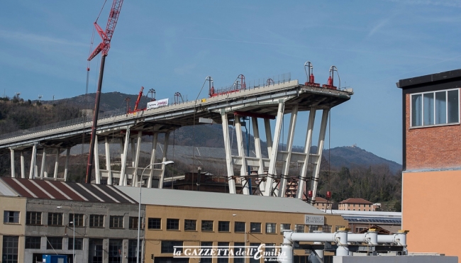 Ponte Morandi: inizio della demolizione 