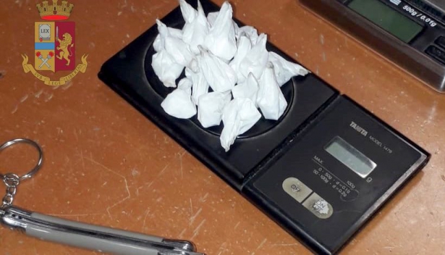 In auto con 23 involucri di cocaina: arrestato dalla Polizia di Stato