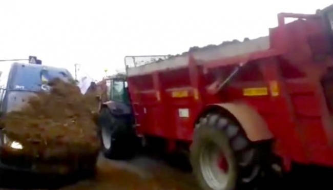 Agricoltori francesi in protesta - frame del video collegato all&#039;articolo