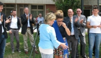 Reggio Emilia - La Provincia inaugura il Campus di via Makallè, la presidente Sonia Masini si sfila la fascia blu e la dona agli studenti