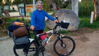 Intervista a Sasà, il contestatore itinerante: in bicicletta contro guerra e obblighi sanitari
