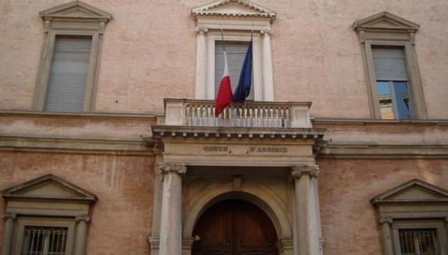 Parma, ritrovate cento forme di Parmigiano: condannato giovane moldavo per ricettazione