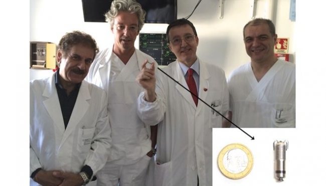 da sinistra il dottor Carlo Cappello, il dottor Edoardo Casali, il prof. Giuseppe Boriani e il dottor Vincenzo Turco della Cardiologia del Policlinico con il micro-pacemaker, senza fili, delle dimensioni di una moneta da un euro.