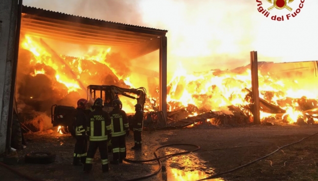 Vasto incendio a Medesano: sul posto 4 squadre dei Vigili del Fuoco