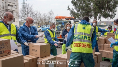 Covid-19, i volontari del SEIRS Croce Gialla durante la distribuzione alimentare per l&#039;Emporio Solidale&quot;