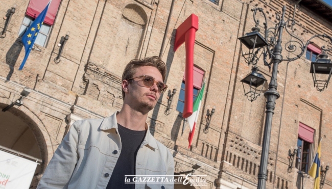 Grande installazione in Piazza Garibaldi a Parma: l’intervista all’artista dell’accetta