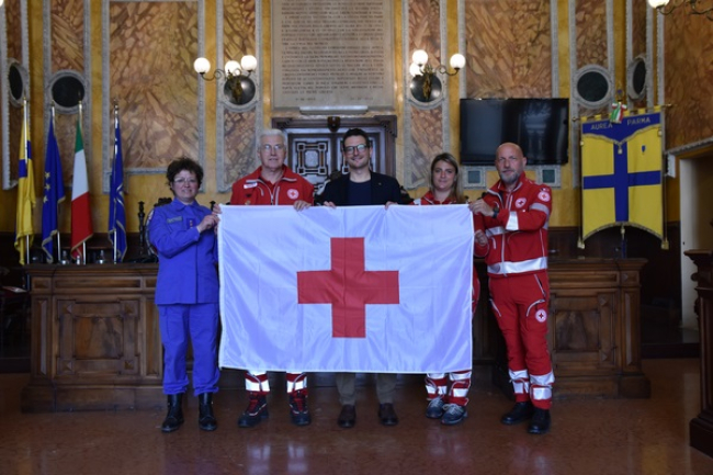 La bandiera della Croce Rossa in Municipio