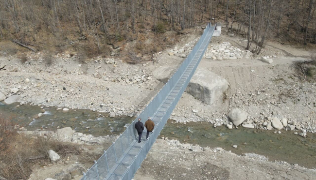 Val Baganza, ricostruito il ponte “tibetano” dei Salti del Diavolo, via di collegamento tra i territori di Terenzo e Berceto