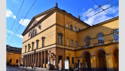 Sbirciando tra le colonne e non solo, del Teatro Regio ex Ducale di Parma.