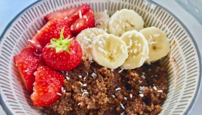 Porridge di quinoa con cacao e frutta fresca