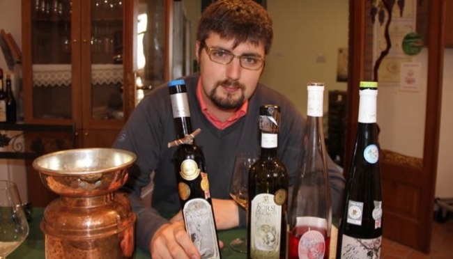 Marco Terzoni con alcuni dei suoi vini premiati